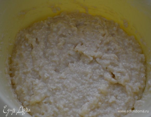 Манку залить кефиром и добавить яйцо, оставить на 30 мин настаиваться. Затем добавить муку, сахар, кокосовую стружку, хорошо размешать, влить подсолнечное масло размешать, добавить муку с разрыхлителем, опять хорошо вымешиваем, должно получится очень густое тесто.