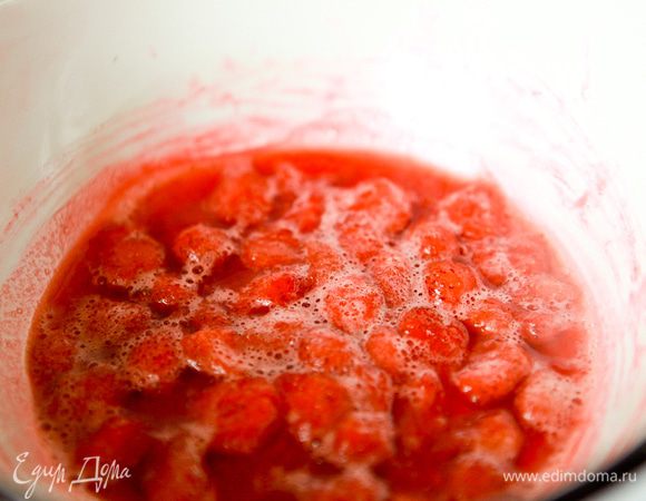 Клубнику засыпать сахаром, добавить 100 мл воды и поставить на слабый огонь.
Варить 15-20 мин, постоянно помешивая.