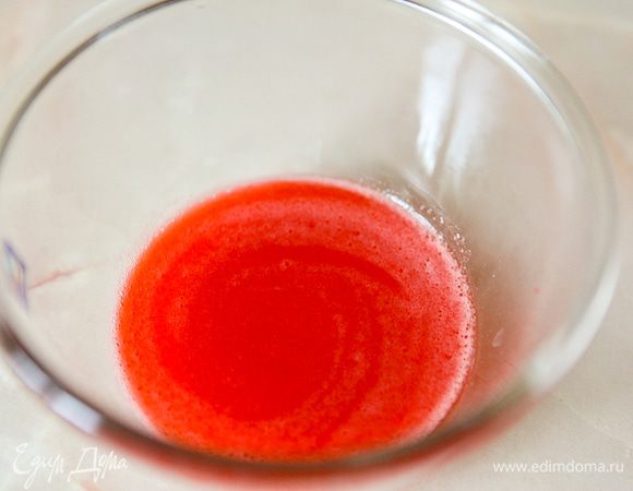 Процедить получившийся сироп.
Убрать в холодильник на 30 мин.