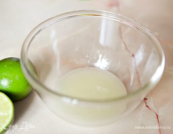 Выжать сок из двух лаймов.