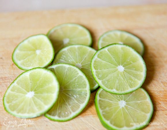Третий лайм порезать на тонкие кружочки.