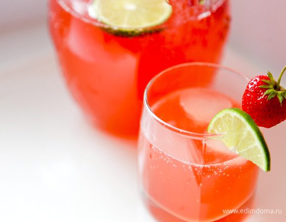 В газированную воду добавить клубничный сироп, лаймовый сок и кружки лайма. Перемешать. Подавать со льдом. 
Приятного аппетита! :)