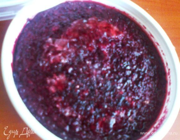 Если замораживать смородину(перед этим взбивать в блендере для сокращения места)в таких порционных коробочках,которые остаются,например,от мягкого сыра,то разморозится она очень быстро!