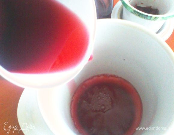 Выливаем чай в большую ёмкость...я взяла поллитровую"компьютерную"кружку сына!