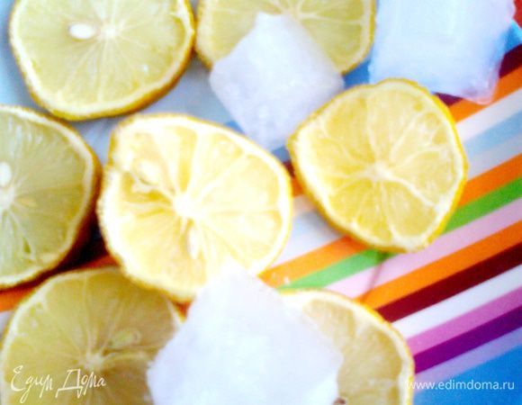 Достаём наши замороженные дольки или лёд.