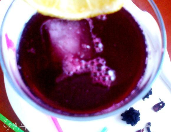 Разливаем по бокалам,в каждую порцию опускаем дольку лимона!