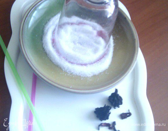 Если хотите праздничный вариант,то можно украсить бокал кристалликами сахара!Для этого края окунаем в воду или морс,а потом-в сахар на блюдце!