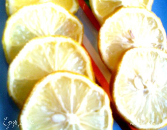 Для начала заморозим дольки лимона,они будут украшать и охлаждать наш лимонад!