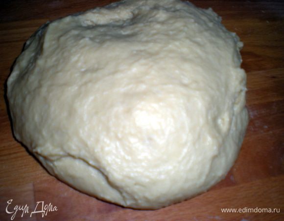 В подошедшее тесто добавить муку,воду,соль и мед.Всё хорошо перемешать скребком,когда начнет образовываться тесто,выложить его на стол.Тесто должно получиться довольно крутое.Мукой НЕ подпылять.Вымешивать тесто до тех пор,пока оно не станет гладким и эластичным.