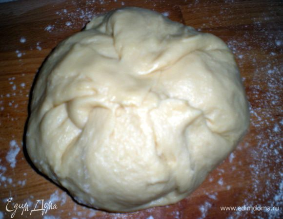 Немного подпылить стол и миску.Сформировать из теста шар и уложить его в миску.Накрыть полотенцем и оставить на 20 мин.