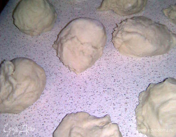 Тесто разделить на 12-15 шариков.
