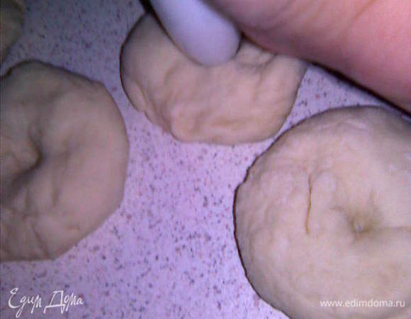 В каждом шарике сделайте маленькую дырочку.У меня нашлась подходящая ручка,удобно было делать дырочки,она на конце остренькая и расширяется кверху.