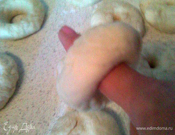 Можно покрутить на пальце,но получается не так ровно.