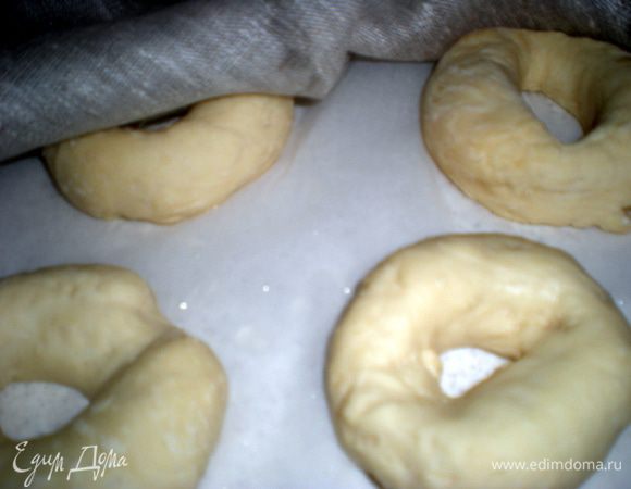 Теперь нужно уложить наши бейглы на смазанную растительным маслом бумагу и накрыть полотенцем.Пусть хорошенько отдохнут.Минут 30 им хватит,но час будет лучше.