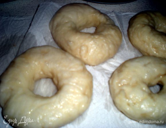 Вынимаем шумовкой и даем немного обсохнуть на бумажном полотенце.