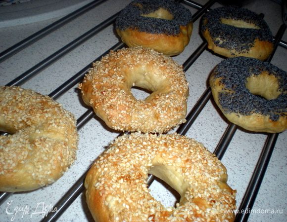 Противень застелить бумагой промазанной растит.маслом.Выкладываем бейглы и отправляем в духовку на 10-13 мин.Получатся мягкие бейглы,чтобы получились более хрустящие,то нужно оставить ещё на 3-5 мин.
Готовые бейглы остужаем на решетке.