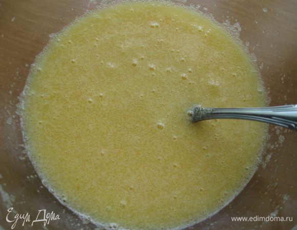 Размешать 2 яйца со стаканом сахара
