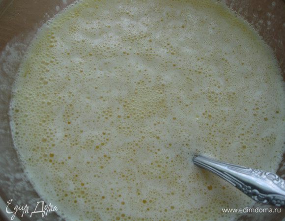 Добавить 200 мл сметаны, чайную ложку соды (без горки), погасить уксусом и размешать.
