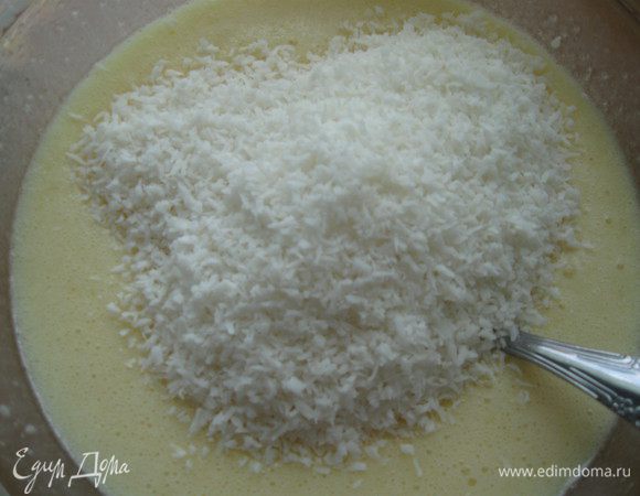 Добавить растопленное слив. масло, размешать, затем кокосовую 
стружку и снова размешать.