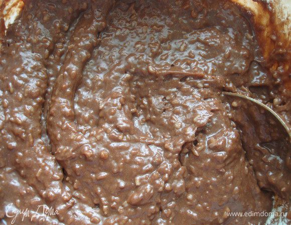 Ровно половину теста перелить в другую емкость и в одну из частей добавить какао. Затем в каждую из частей добавить по неполному, заполненному на 2/3 стакана муки.  