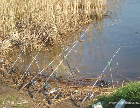 Для начала проводить мужа на рыбалку.Собрать ему еду,главное правило хорошего улова,не давайте ему с собой ничего рыбного.Понравилось ему брать с собой пиццу в виде рулета,очень говорит в походных условиях удобно ей перекусывать. http://www.edimdoma.ru/retsepty/42017-ruletnaya-pitstsa