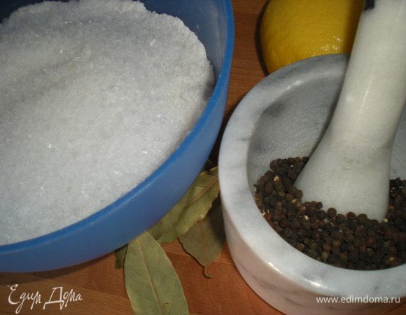 Перец растолочь в ступке не слишком мелко.Соль высыпать в миску.