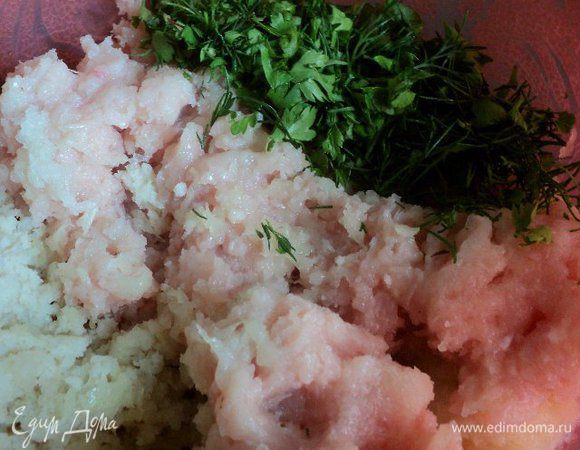 Куриное филе измельчить в блендере или на мясорубке. Добавить к нему натертую на мелкой терке 1 луковицу, картофель, измельченный чеснок, мелко нарезанную, зелень  кориандр, соль и перец по вкусу. Хорошо перемешать и выбить до гладкой массы.