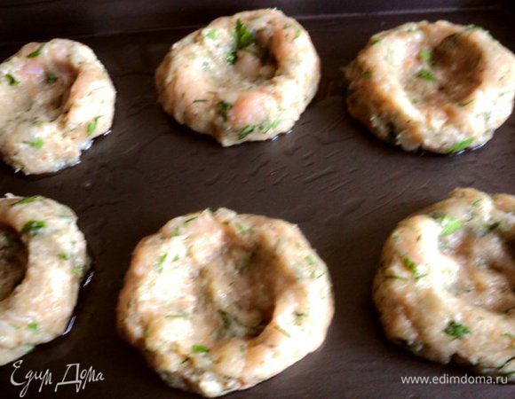 Мокрыми руками сформировать круглые приплюснутые котлеты, выложить на противень, смазанный масло, по середине сделать углубление. Поставить в духовку на 15 мин при температуре 200 градусов.