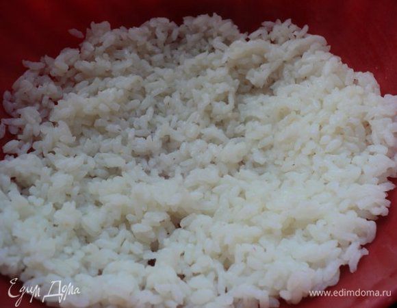 Рис промыть и отварить до готовности. Слить воду, рис не промывать. Охладить.