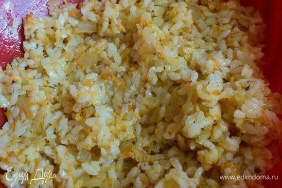 В рис добавить лук с морковью, крахмал, куркуму, соль и перец по вкусу, хорошо перемешать.
