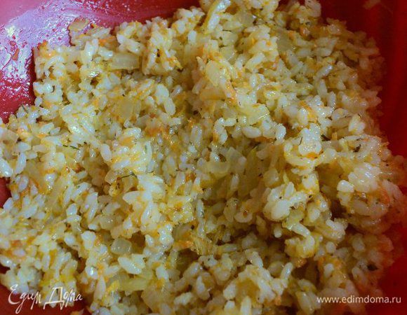 В рис добавить лук с морковью, крахмал, куркуму, соль и перец по вкусу, хорошо перемешать.