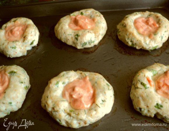 Выложить в углубление котлет по 1-1.5ч.ложки сметано-томатного соуса.