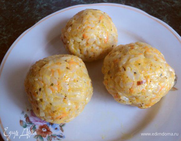 Сформировать из риса круглые шарики.