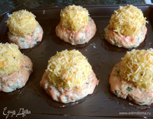 Обвалять их в мелко натертом сыре и выложить на куриные котлеты.                               