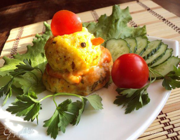 При подаче из помидор сделать гребешок и клювик, из горошин черного перца глазки. Подавать с овощами и зеленью. Приятного аппетита!