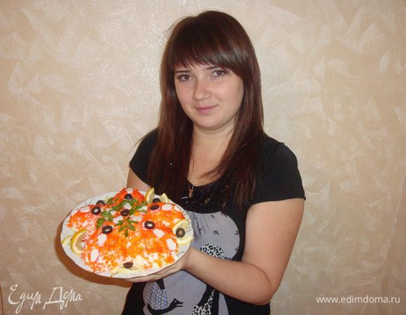 Сыр, картофель, яйца натереть на средней тёрке. Морковь натереть на мелкой тёрке и смешать с майонезом. Сёмгу нарезать мелкими кусочками. Для этого салата необходимо плоское и широкое блюдо. Салат выкладывается слоями, в форме звезды. Каждый слой промазывается майонезом с морковью.
1 слой - картофель, посолить
2 слой - сыр
3 слой - сёмга
4 слой - яйца
Далее украшаем.