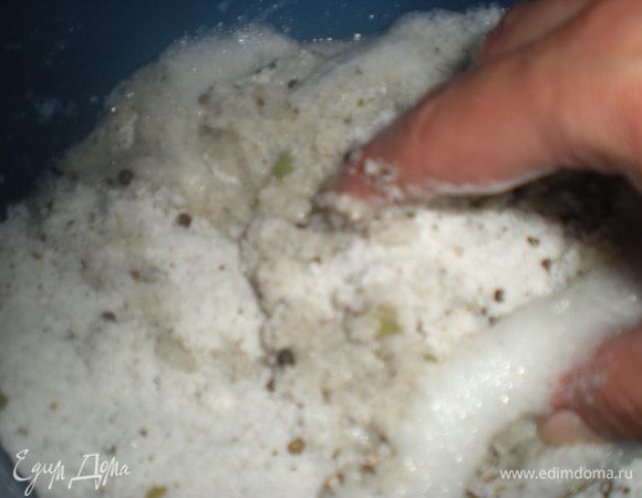 Белок взбить и смешать с пряной солью,добавить 2-3 ст.ложки воды.Карпа вымыть и обсушить бумажным полотенцем.