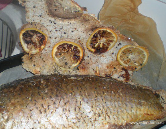 Аккуратно разбейте корку и снимите её вместе с кожей.Корка получилась очень крепкая,как кусок асфальта.