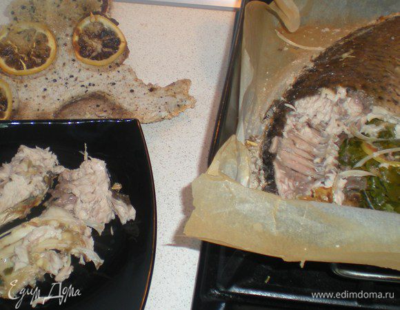 Раскладываем рыбу по тарелкам и немедленно подаём! 