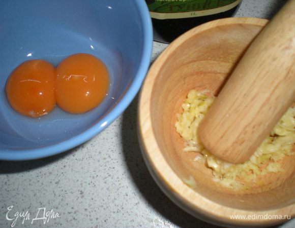 К рыбе заранее готовим чесночный соус"Айоли":Все продукты комнатной температуры.Ступку сразу возьмите размером побольше.Чеснок очистить,измельчить и растереть с солью в ступке до состояния пасты.