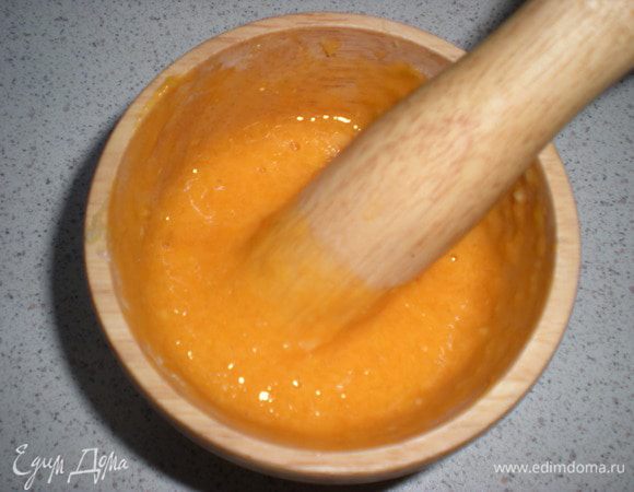 Добавить в ступку желтки и продолжаете растирать.Добавить лимонный сок и перемешать.