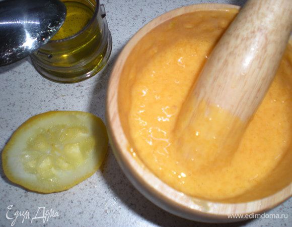 Начинаем по капле добавлять оливковое масло.Растираем до тех пор пока масло не впитается,только после этого добавляем следующую каплю.