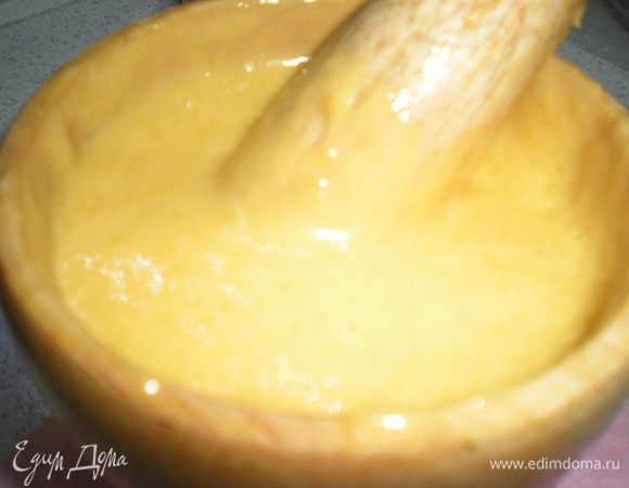 Только после того,как соус начнёт отделяться от стенок,начинаем добавлять масло по 1-2 ч.л. Продолжаем втирать масло в соус понемногу увеличивая дозу масла,до тех пор пока не вотрёте всё масло в соус.Должна получиться густая эмульсия.