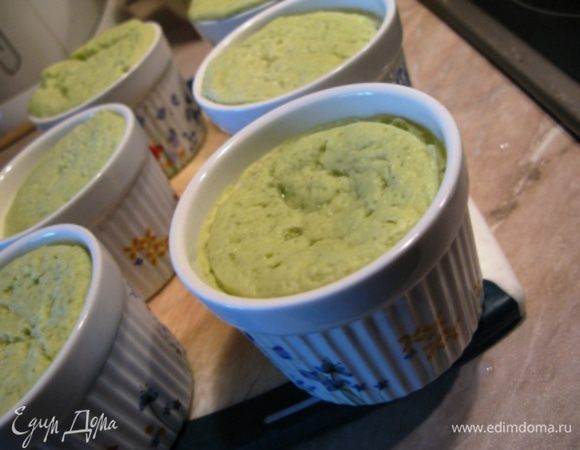 Все, кроме крахмала, помещаем в блендер и взбиваем. 