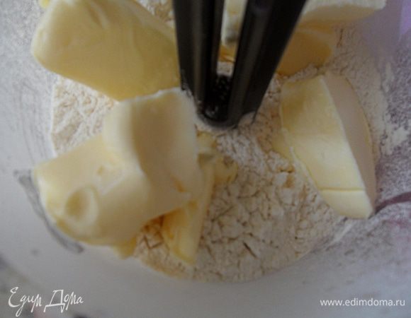Готовим тесто. Это тесто стандартное, подходит для всех сладких и фруктовых начинок,так что можете взять его себе на заметку. В чашу блендера кладете муку,масло и рубите до крупной крошки. Если у вас нет блендера, рубите муку вместе с маслом ножом.