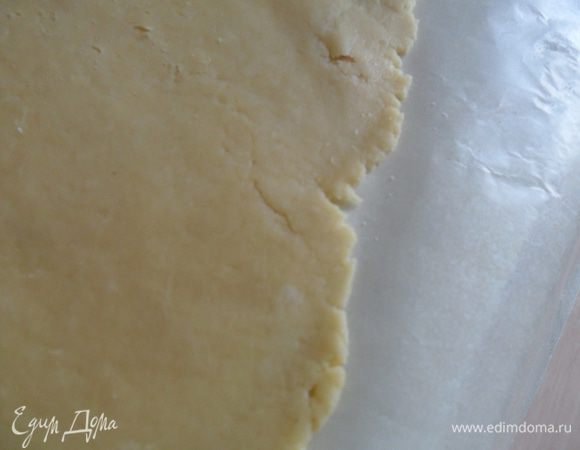 Кладете на стол лист пекарской бумаги,присыпаете мукой и раскатываете тесто по диаметру формы+ длина боков. Не раскатывайте тонко! Иначе вы не вытащите пирог из формы и он поломается