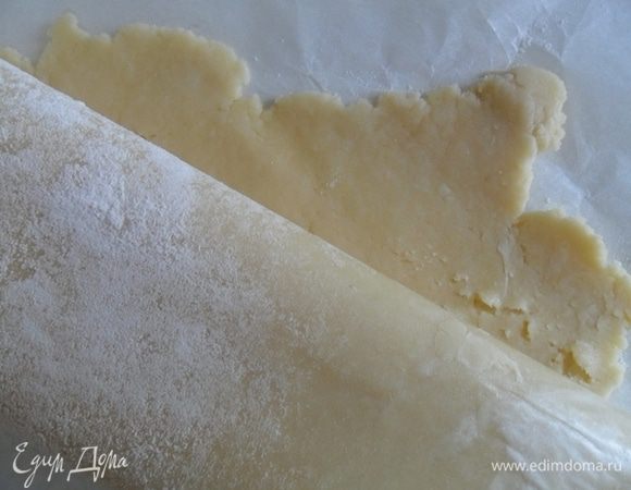 Сворачиваем рулетом тесто при помощи бумаги и отправляем в холодильник, и занимаемся начинкой.