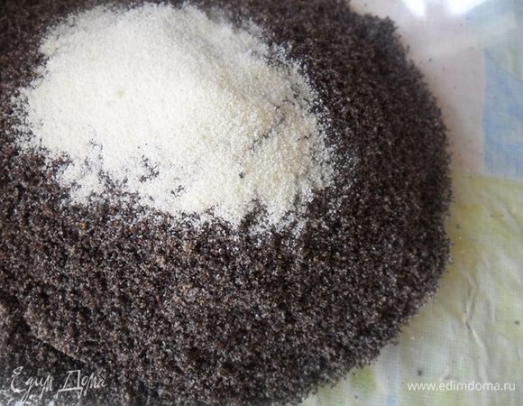 Мак нужно смолоть в кофемолке в течение 10-12 сек и смешать с манкой.