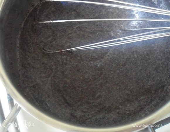 В кастрюльке нагреть молоко,добавить сахар, всыпать мак и варить на маленьком огне,помешивая,минут 7-8.