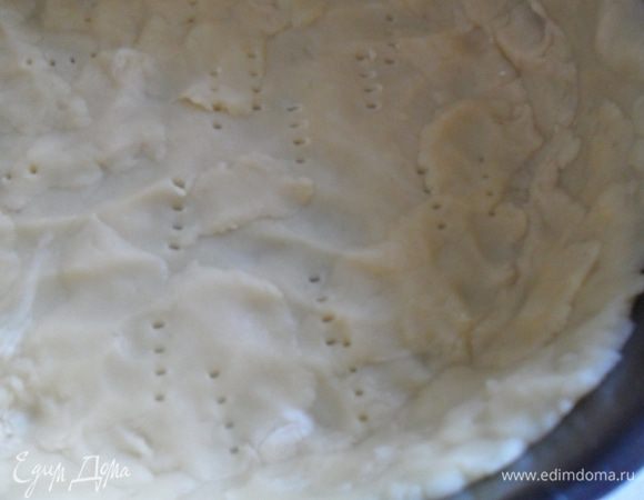 Достать тесто из холодильника,аккуратно развернуть рулет. На скалку заверните тесто и перенесите его в форму, аккуратно расправьте края,лишнее обрежьте и где нужно, сделайте слой чуть потолще,используя обрезки. Наколите вилкой и поставьте в духовку при 200 градусах на 20 минут.
